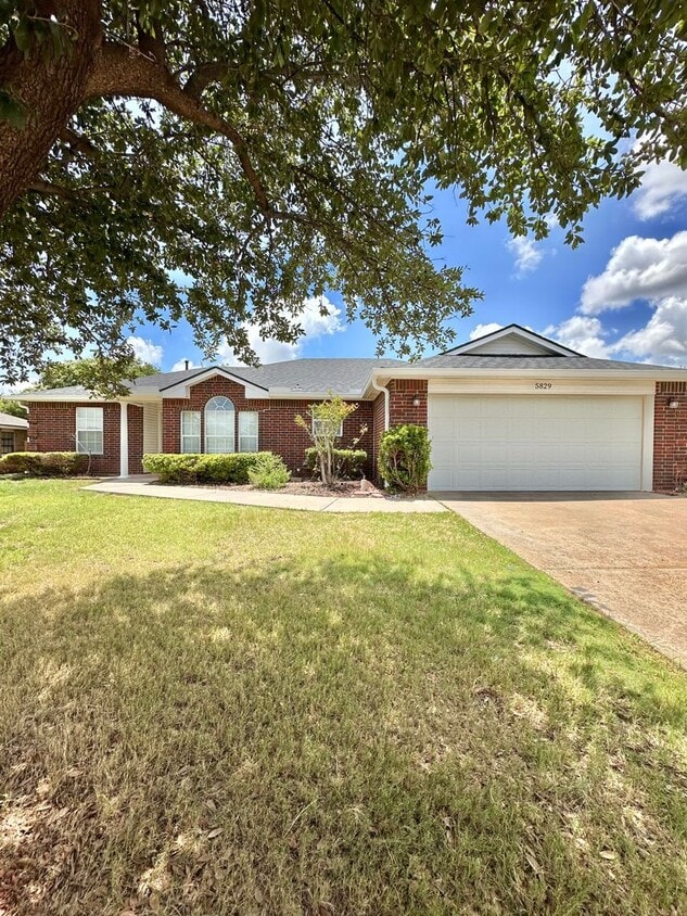 Primary Photo - Move in Ready... Charming Home In The Bluf...