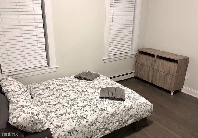 Building Photo - 2 br, 1 bath  - 90 Bristol St Apt 9