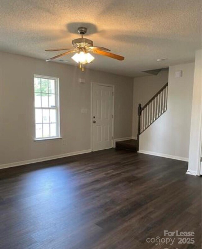 Foto del edificio - 2212 Genesis Dr