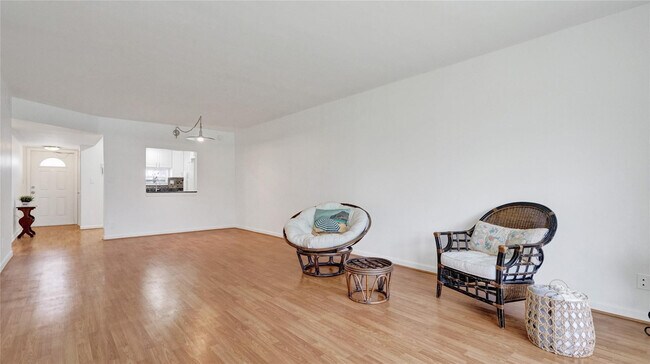 Foto del edificio - 681 S Hollybrook Dr