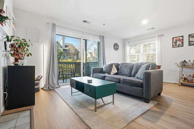 Foto del edificio - Uptown Living • Prime Location • City Views