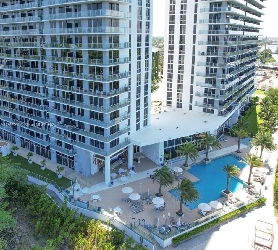 Foto principal - 16385 Biscayne Blvd