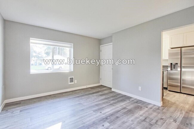 Building Photo - 2 Bed, 2 Bath Duplex with Fresh Paint, Flo...