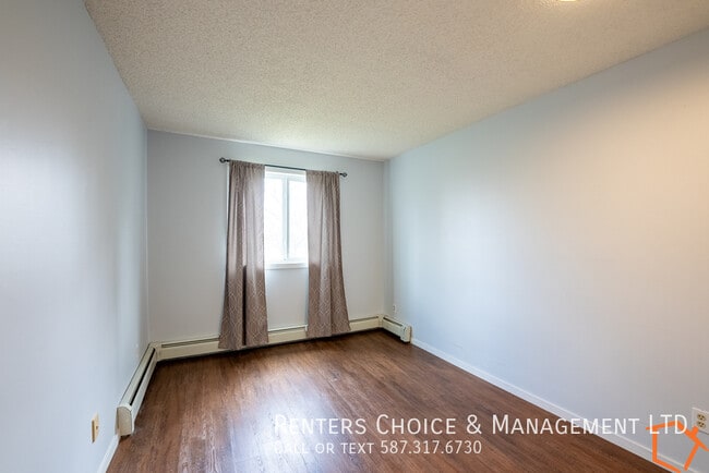 Building Photo - 1 Bedroom Condo, Assigned Parking, Utilities Included