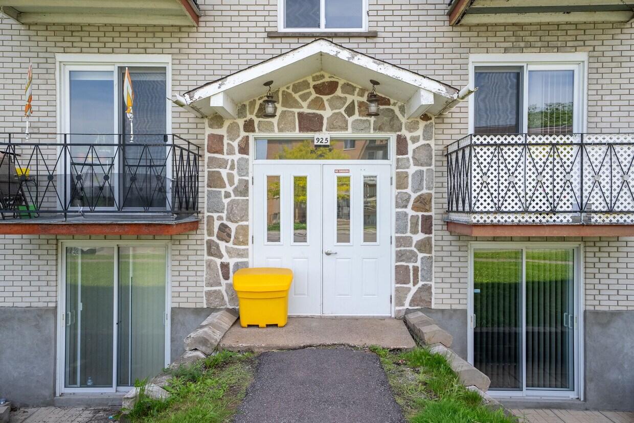 Primary Photo - 925-925 Cartier Blvd