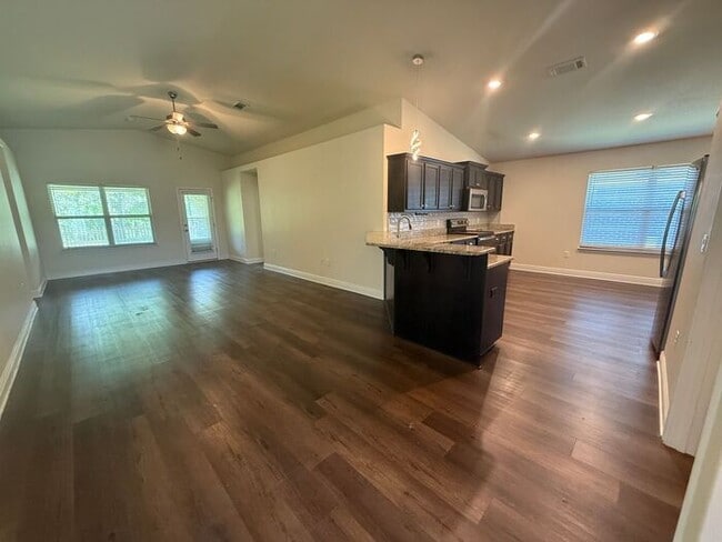 Building Photo - Gulf Breeze - Shadow Lakes - 4 bedroom, 2 bathroom w/ lawn care included
