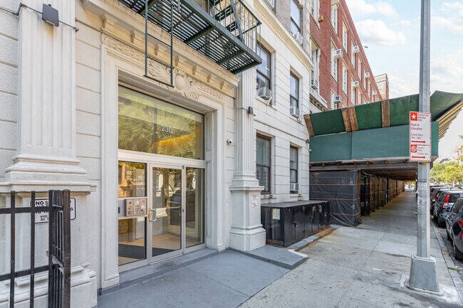 Entrada - 230 W 113th St