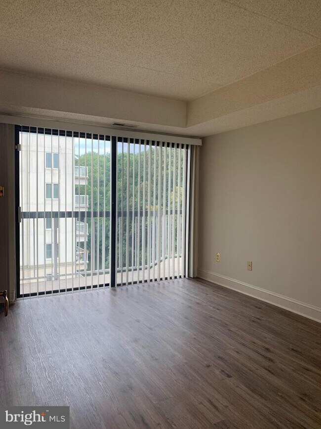 Building Photo - 1704 N Park Dr
