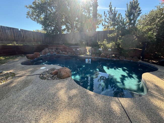 Building Photo - 1425 New England Dr