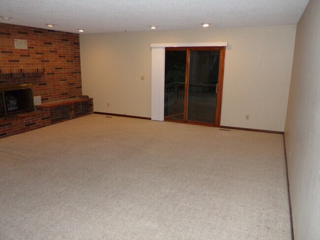 Building Photo - Very Large 4 BR Home Near Holmes Lake