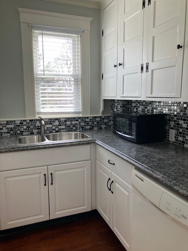 Building Photo - 43 Roslyn St