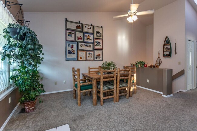 Building Photo - Great End Unit Townhouse in School District 20!