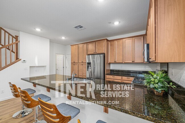 Building Photo - Spacious Cobblestone Park Home