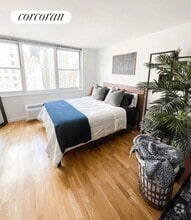 Building Photo - 255 W 94th St