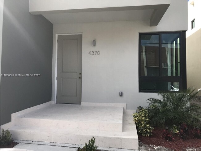 Building Photo - 4370 E 10th Ave