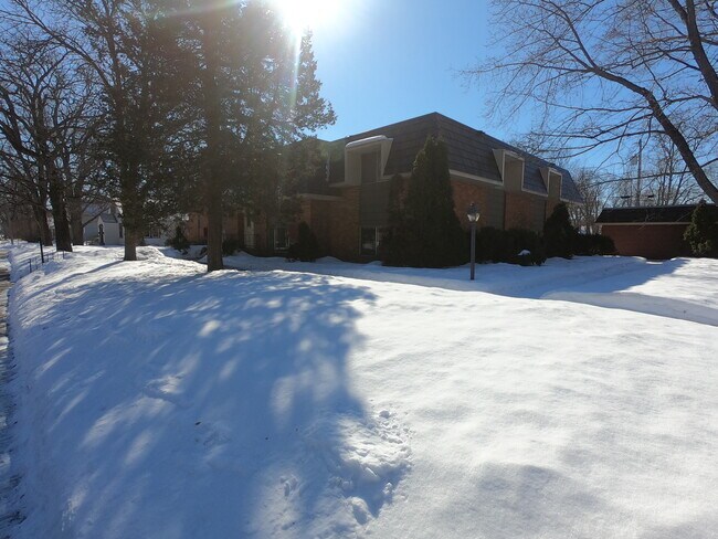 Building Photo - 1015 9th Ave N