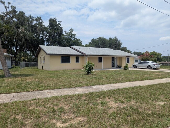 Foto del edificio - For Rent: 4 Bedroom, 3  Bathroom, Office/Den, Sunroom/Florida room, Large Shed, Huge backyard