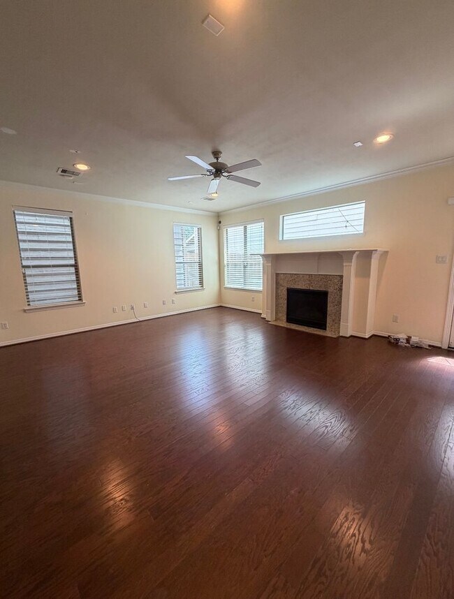 Foto del edificio - 1048 W 26th St