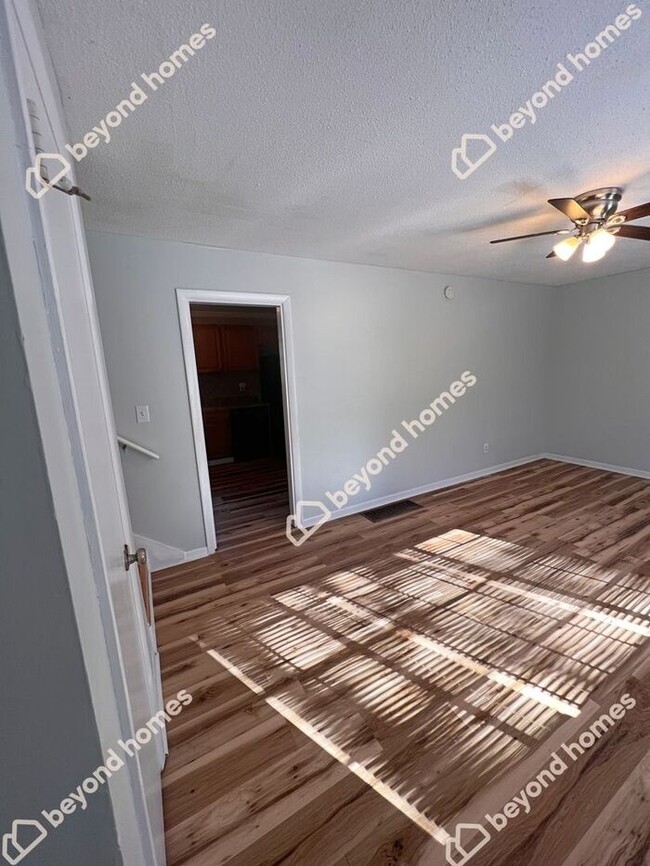 Building Photo - Very cozy 3 bedroom / 2 full bath and 1,13...