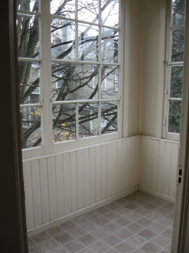 Building Photo - Great deal on a plex in Goose Hollow!