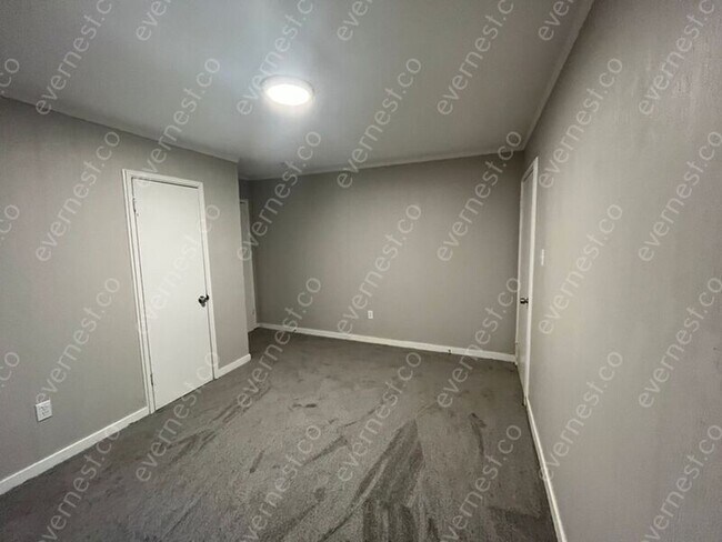 Foto del edificio - 3027 Woodside Dr
