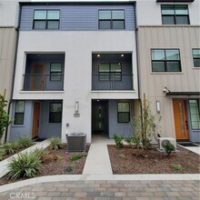 Building Photo - 944 N Divino Privado