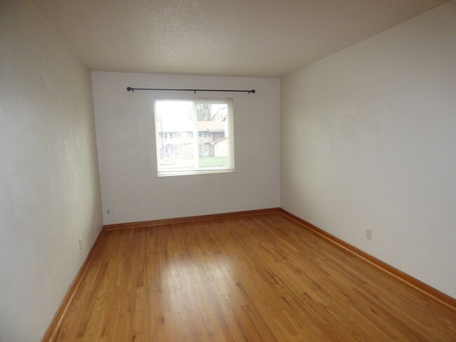 Building Photo - 955 Fir St S
