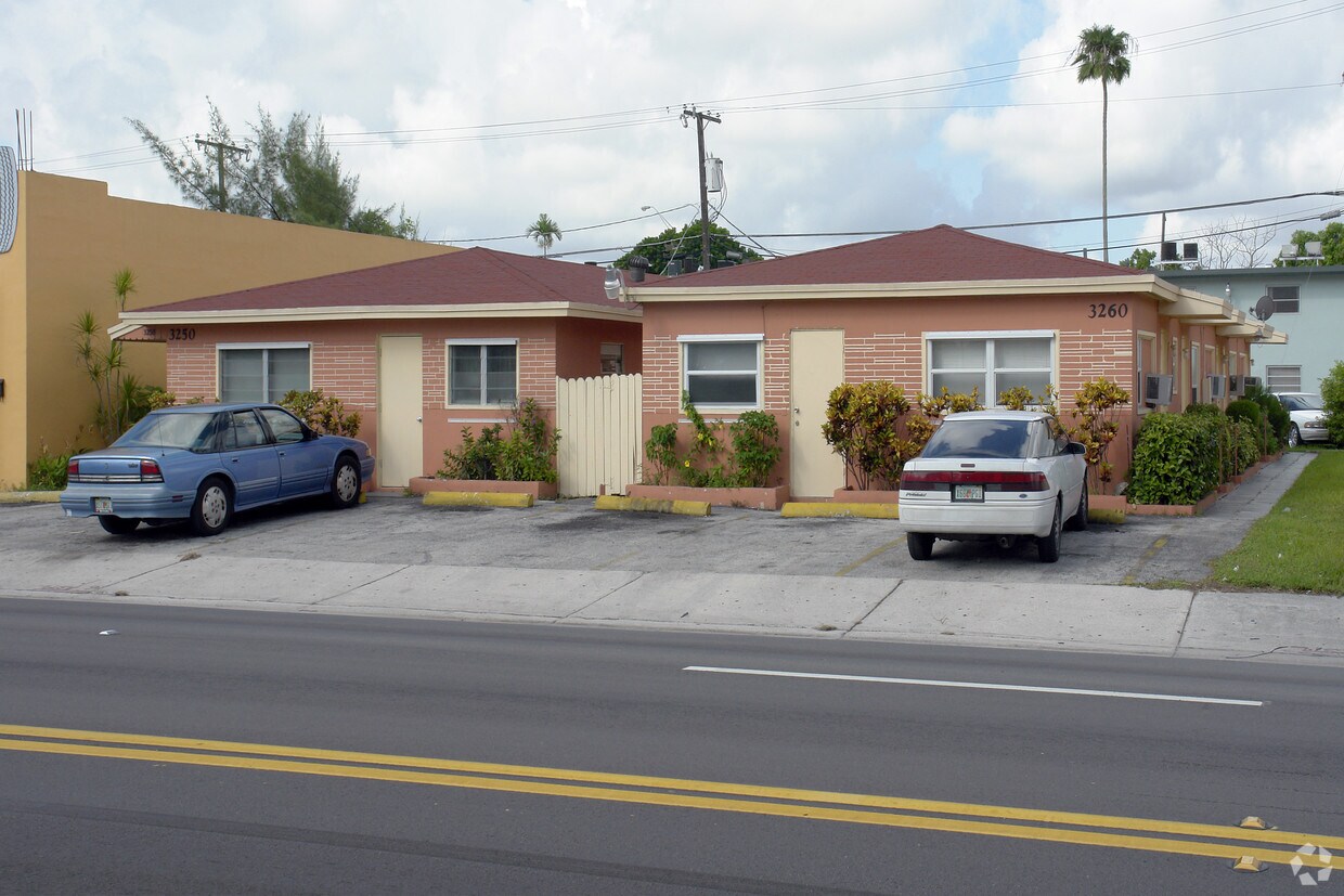 Building Photo - 3250 W Palm Ave