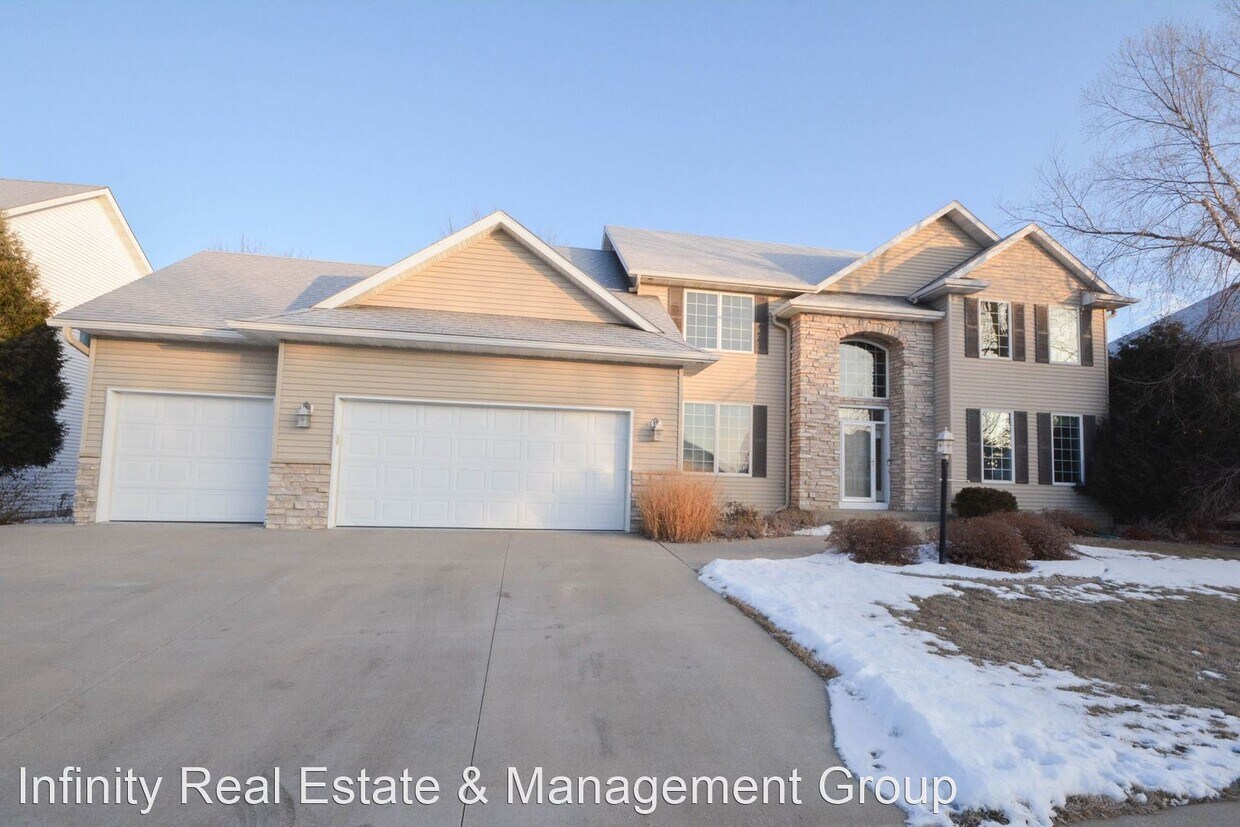 Primary Photo - 5 br, 3.5 bath House - 2883 Oakview Dr NE