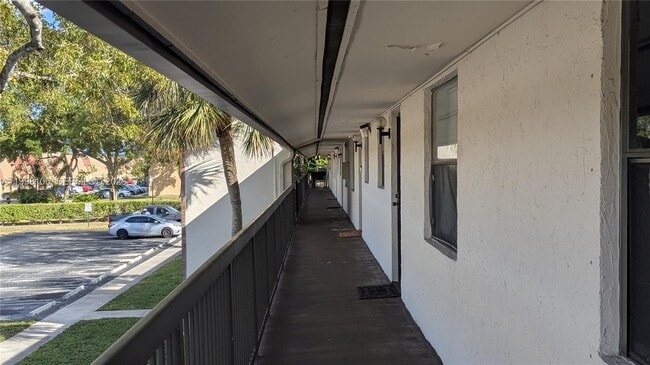 Foto del edificio - 6001 Shaker Wood Cir