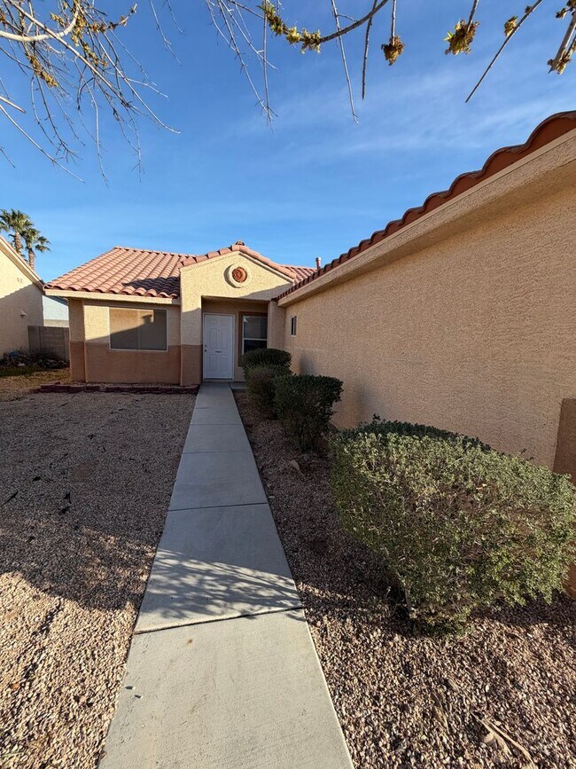 Foto del edificio - 3 bedroom single story home with no HOA