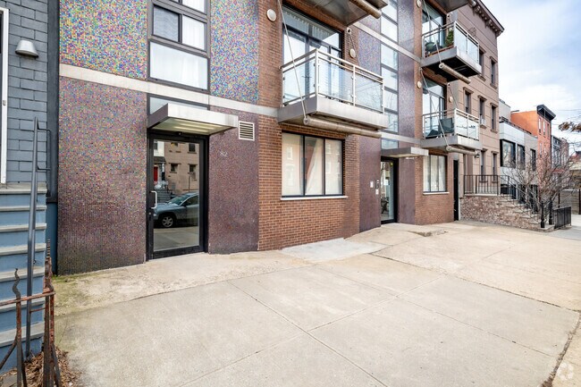 Building Photo - 80-82 Adelphi St