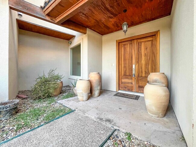 Building Photo - 2110 Bermuda Dr