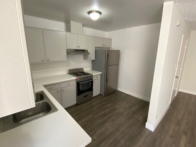 Building Photo - 981 Elden Avenue, Unit 07