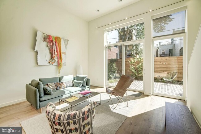 Foto del edificio - 446 Ridge St NW