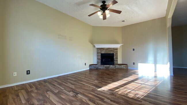 Building Photo - Spacious 3 Bedroom Condo!