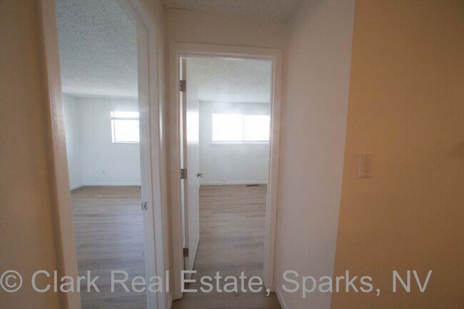 Building Photo - Check out this cozy townhouse in the heart...