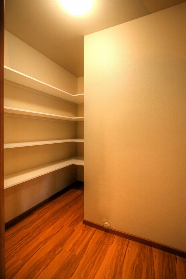 Foto del edificio - Pre-leasing NOW! 6 Bedroom, 3 Bath Home!