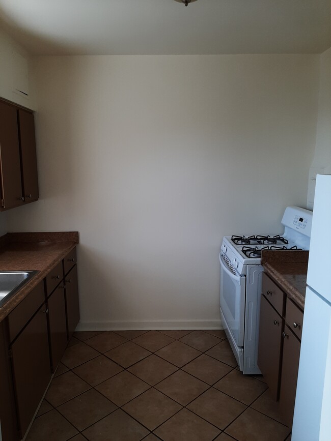 Kitchen - 633 Southcrest Dr