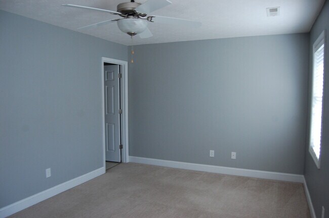 Foto del edificio - Spacious 2 BR Townhome in Sterling Park wi...