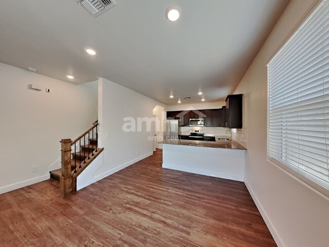 Building Photo - 647 W Hackamore Ave