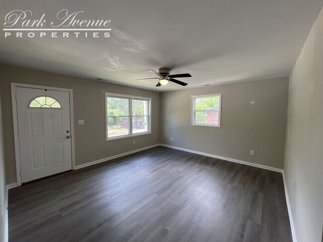 Building Photo - 906 Eastwood Dr