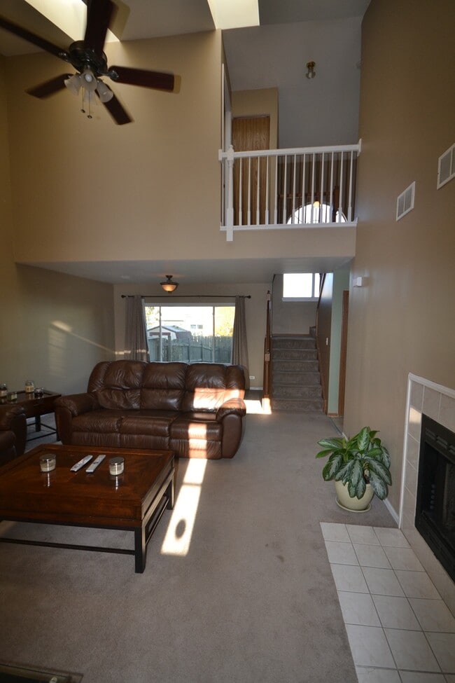 Building Photo - 12 E Rosewood Ln