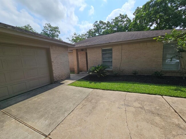 Building Photo - 2312 Meadow Green Dr