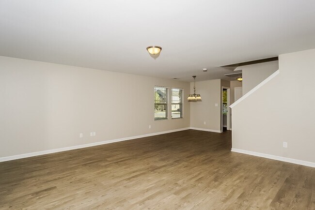 Building Photo - Captivating 3-Bedroom