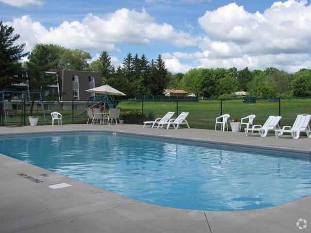 Pool with sundeck - The Meadows of Boardman