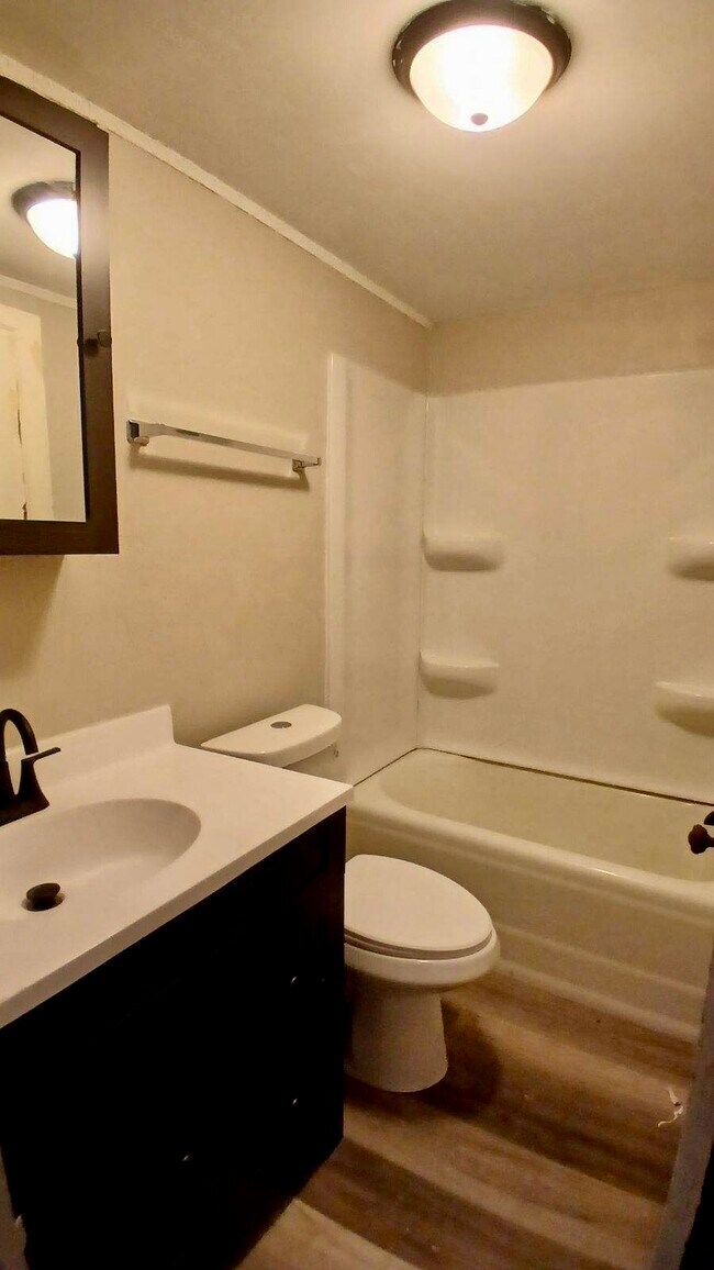 Foto del edificio - 131 E 2nd St