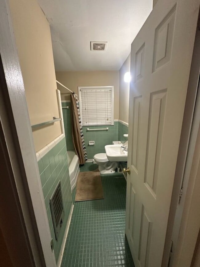 Building Photo - Charming Home Available in August!