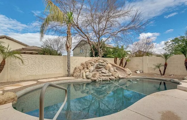 Foto del edificio - 3320 E Elgin St