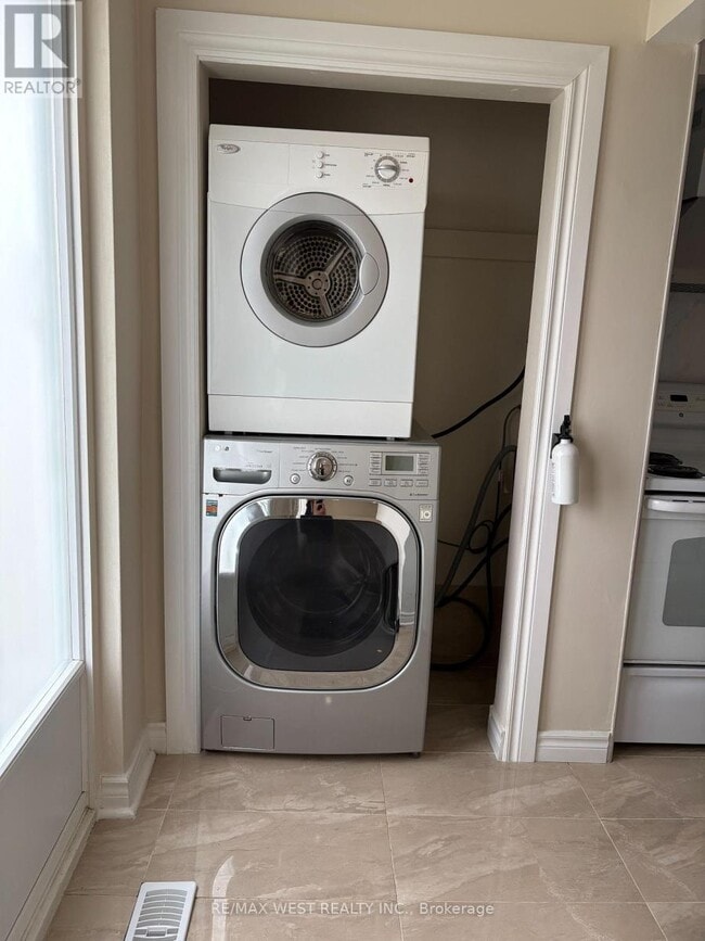 Building Photo - 39 Franson Crescent